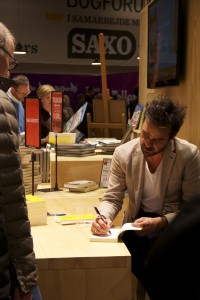 Hassan Preisler signerer bøger
