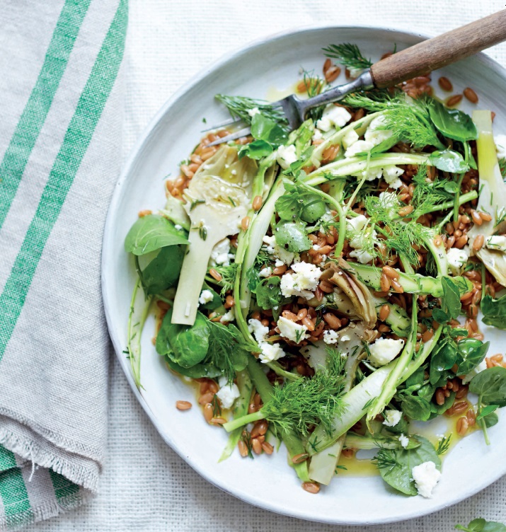 Jamie Olivers lækre artiskoksalat med asparges, emmer og feta
