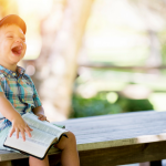 Sådan gør du højtlæsningen sjov – 6 ting, dit barn vil elske!