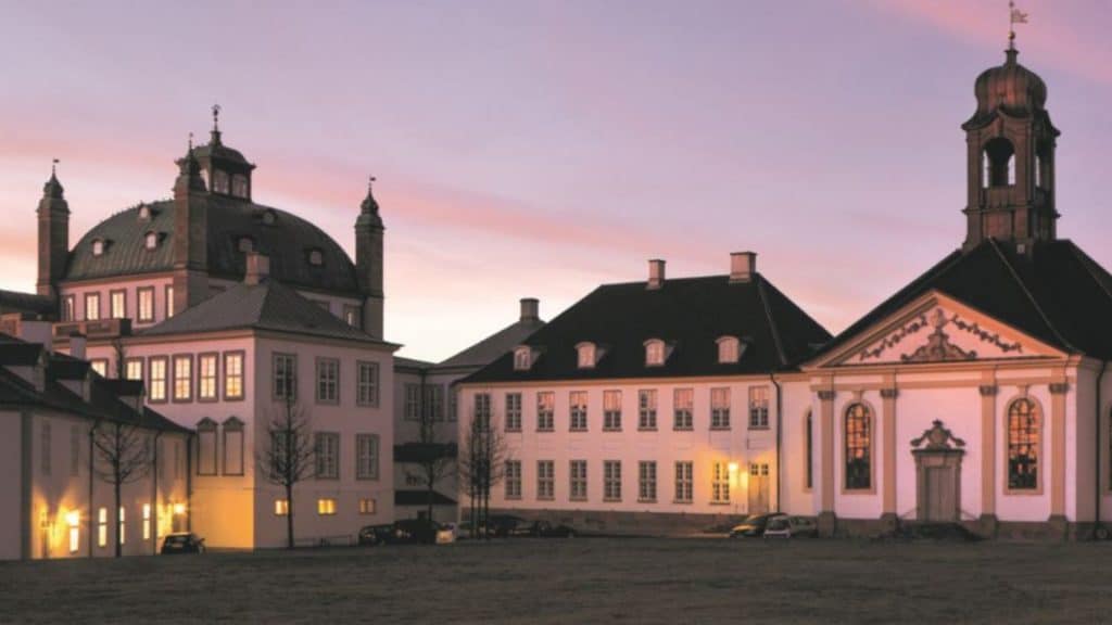 Træd ind på Fredensborg Slot og oplev de kongelige gemakker