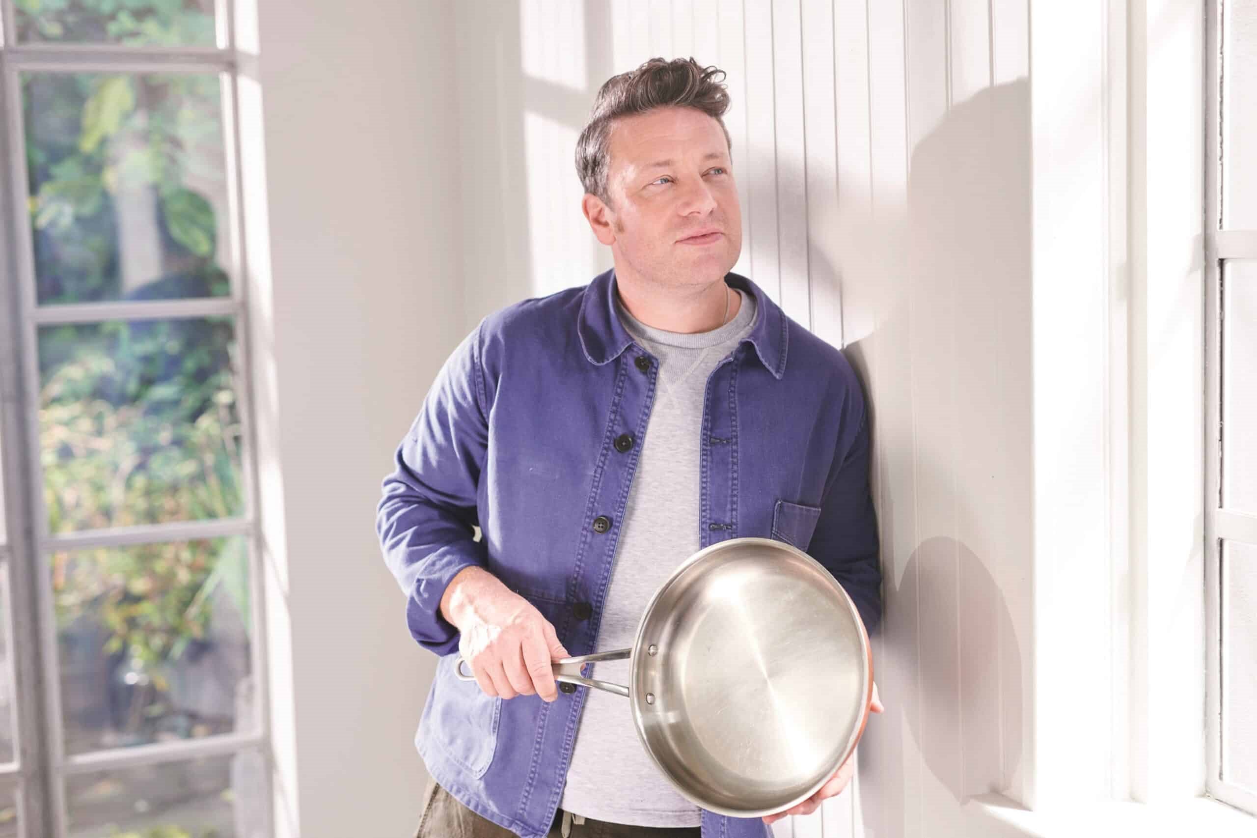 Jamie Oliver kogebog ALT-I-EN har over 100 nemme one pot og one pan opskrifter Foto