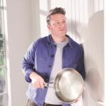 Jamie Oliver: ALT-I-EN-kogebogen er mit bidrag til at gøre dit liv nemmere