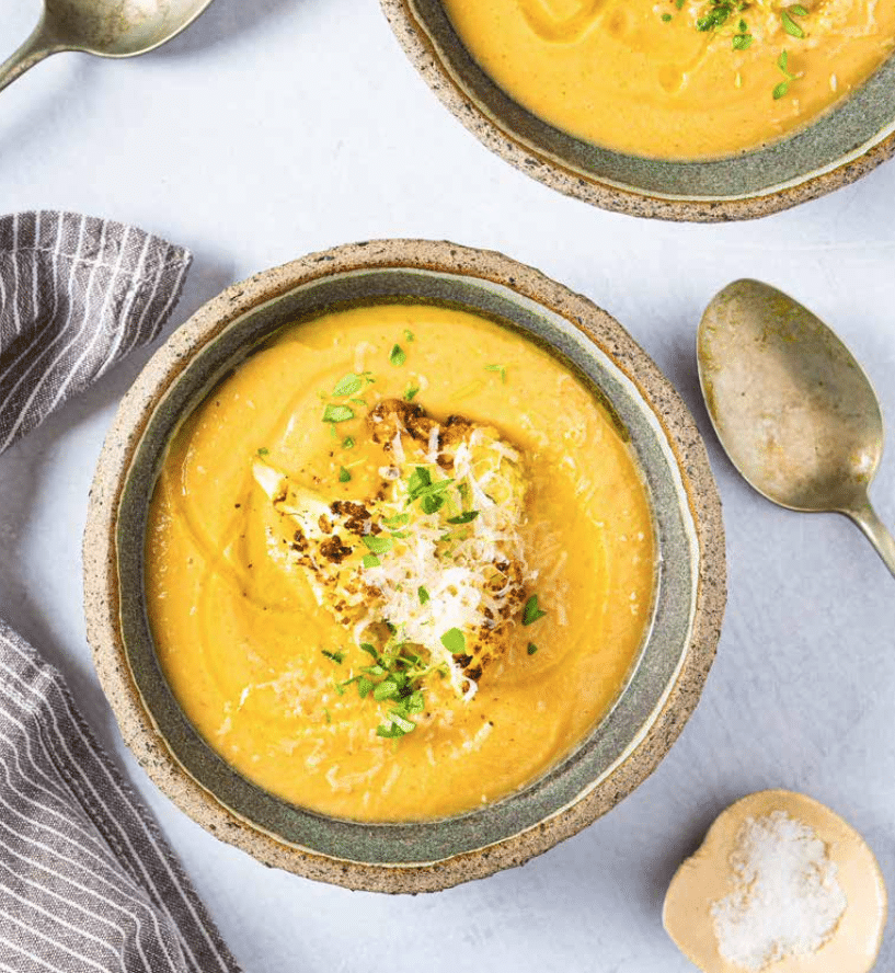 Sulten efter suppe? Prøv den nemme opskrift på blomkålssuppe med brunet blomkål og parmesan
