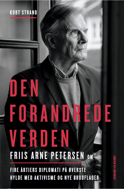 Den forandrede verden. Danmarks mest markante diplomat i nyere tid, Friis Arne Petersen, åbner sammen med journalist Kurt Strand dørene til det diplomatiske maskinrum.