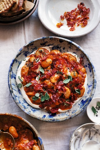 Ægte comfort med Ottolengi. Få opskriften på butterbeans med ristede cherrytomater her