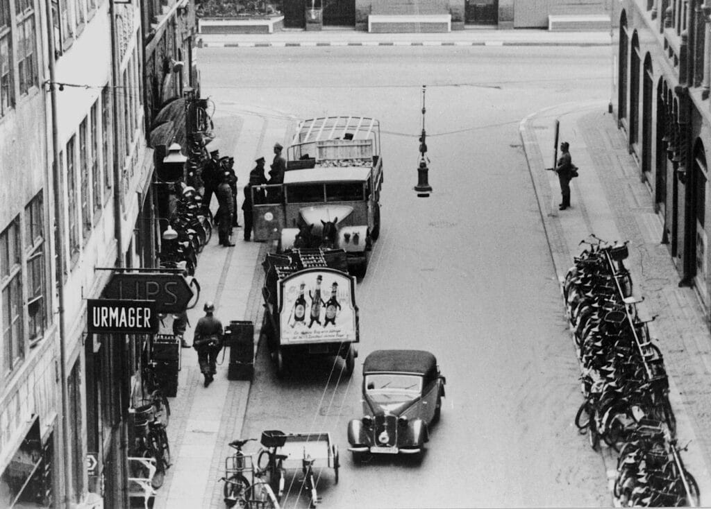 Da Nazisterne angreb og afvæbnede dansk politi. Frederik Strand og Anders Brandt Lundager fortæller om Aktion Möwe.   