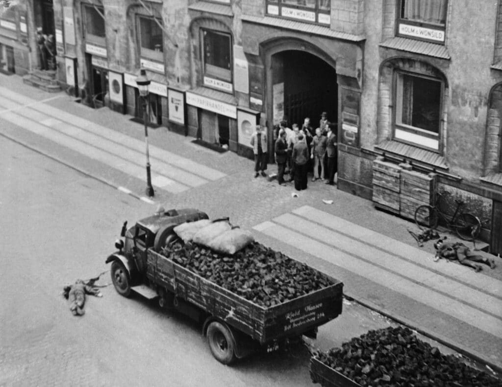 Da Nazisterne angreb og afvæbnede dansk politi. Frederik Strand og Anders Brandt Lundager fortæller om Aktion Möwe.   