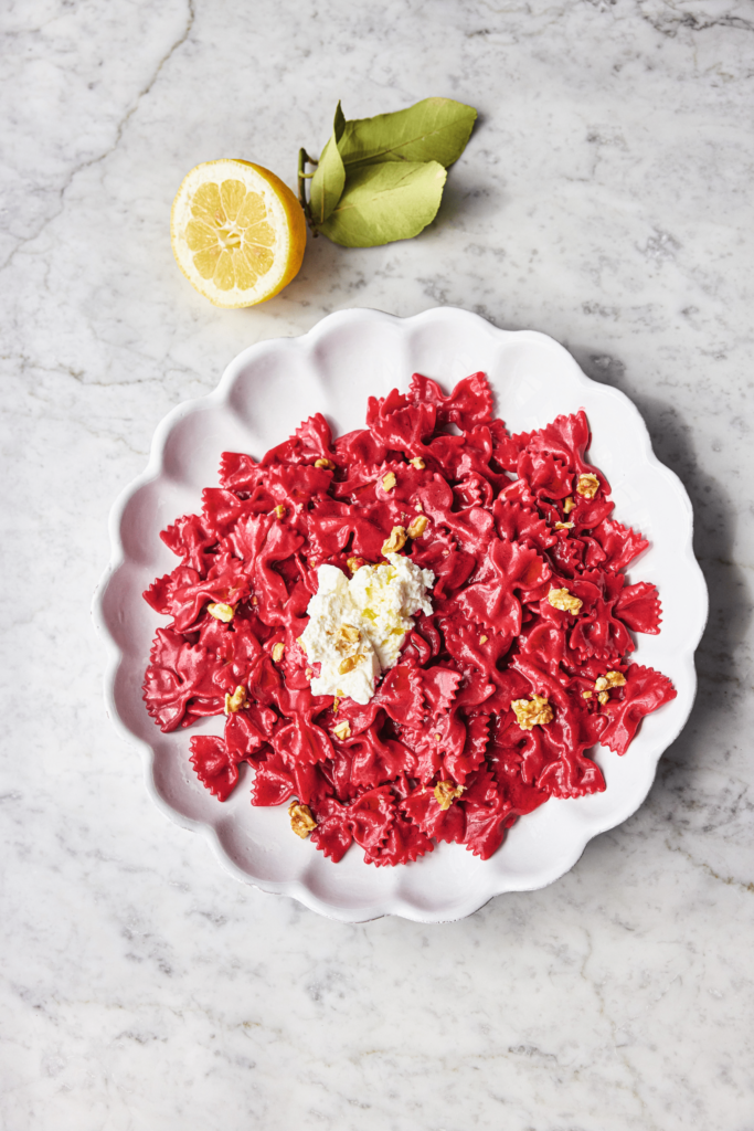 Pasta med rødbedesauce og ricotta. Prøv den enkle og lækre Jamie Oliver-opskrift her